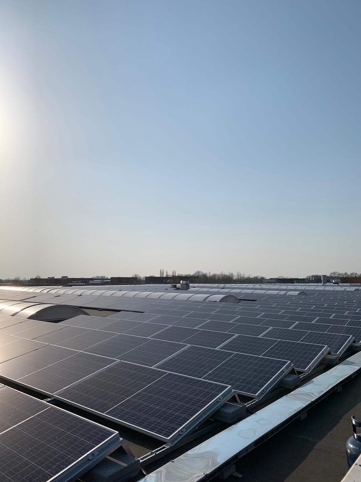 Покривна фотоволтаична система с двупосочен електромер