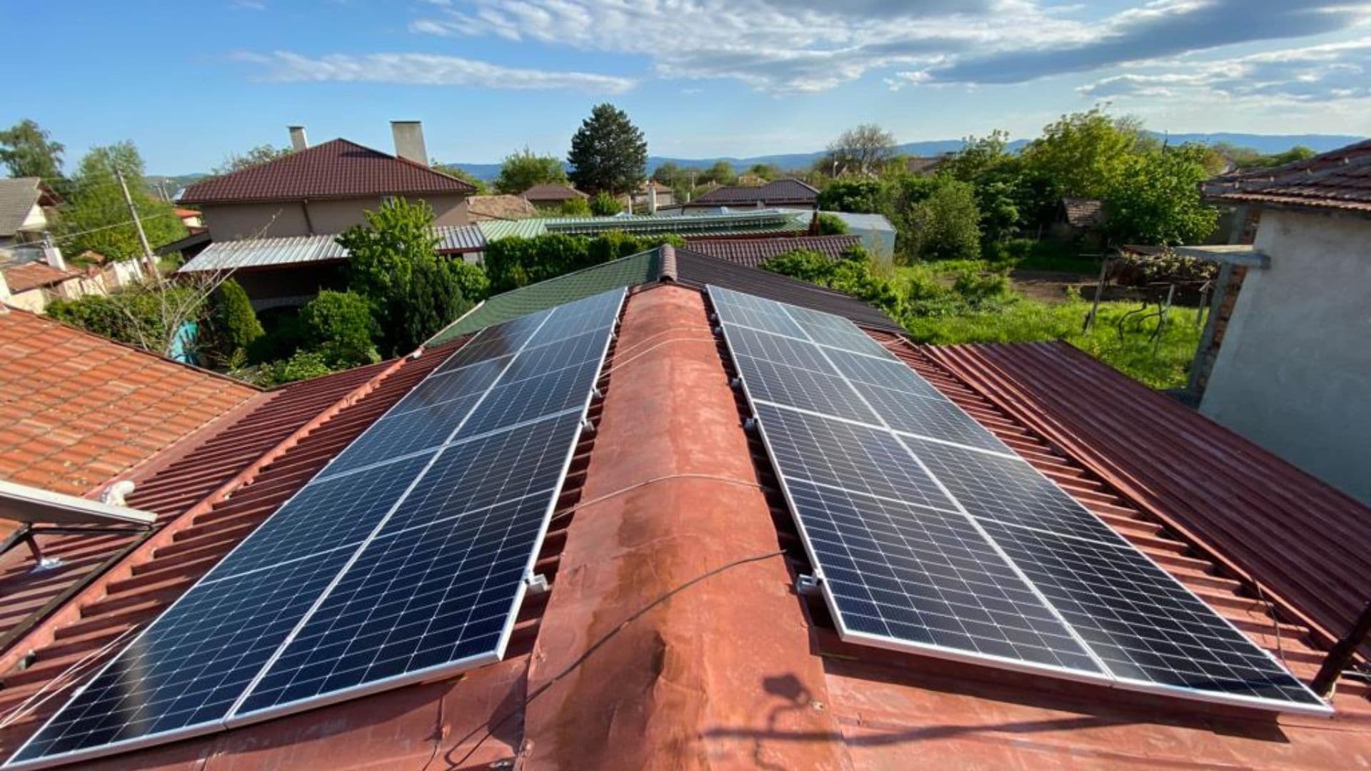 Къща със соларни панели